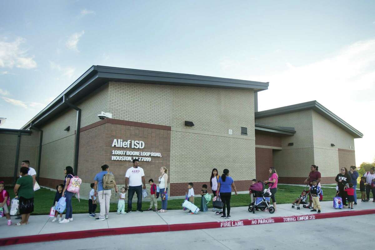 Parents line up outside Alief ISD’s Martinez Early Learning Center for the first day of school Monday, Aug. 8, 2022 in Houston. Martinez is one of two new early learning centers in the district. There were 41,000 students returned to school in Alief ISD Monday.