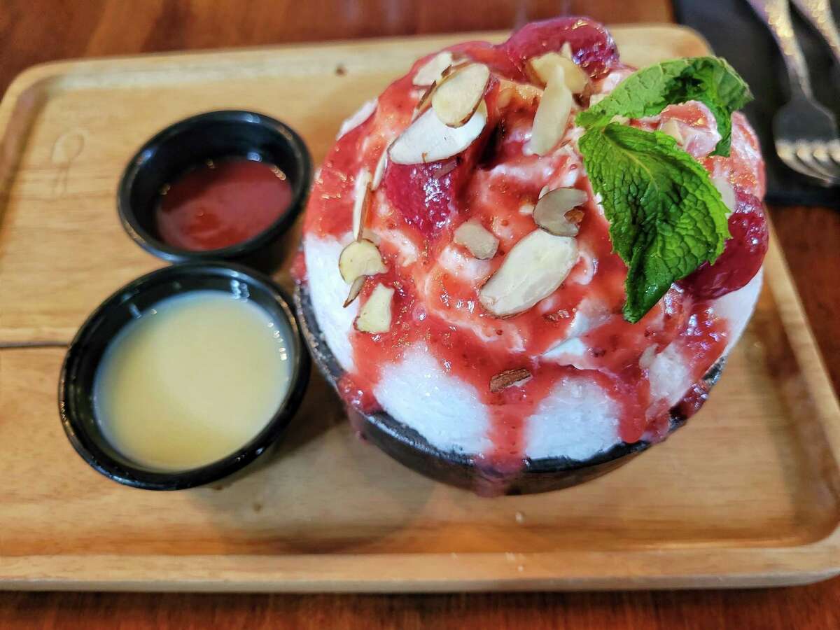 Strawberry cheesecake bingsu from U :Dessert Story.