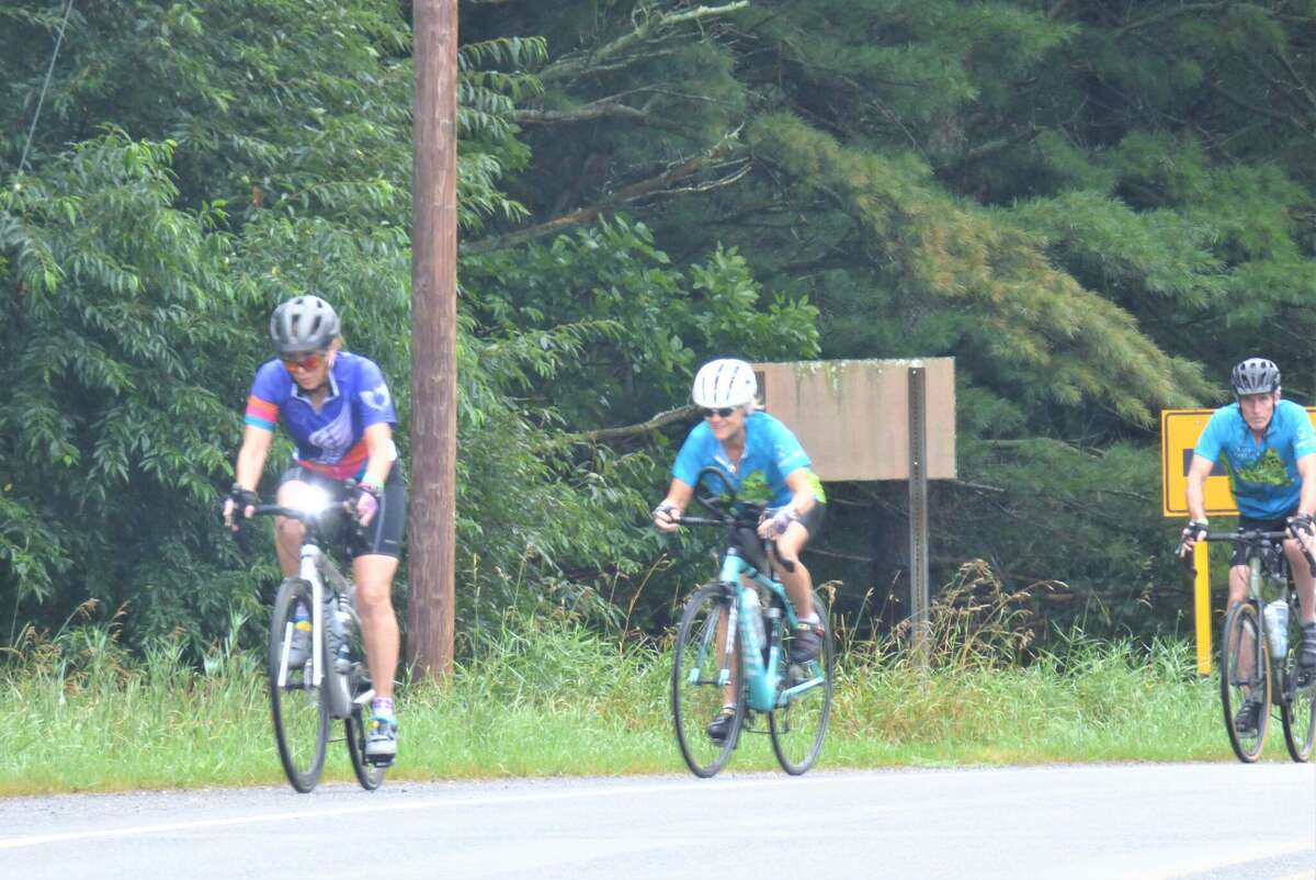 Bicycle tour brings hundreds to Manistee, Onekama