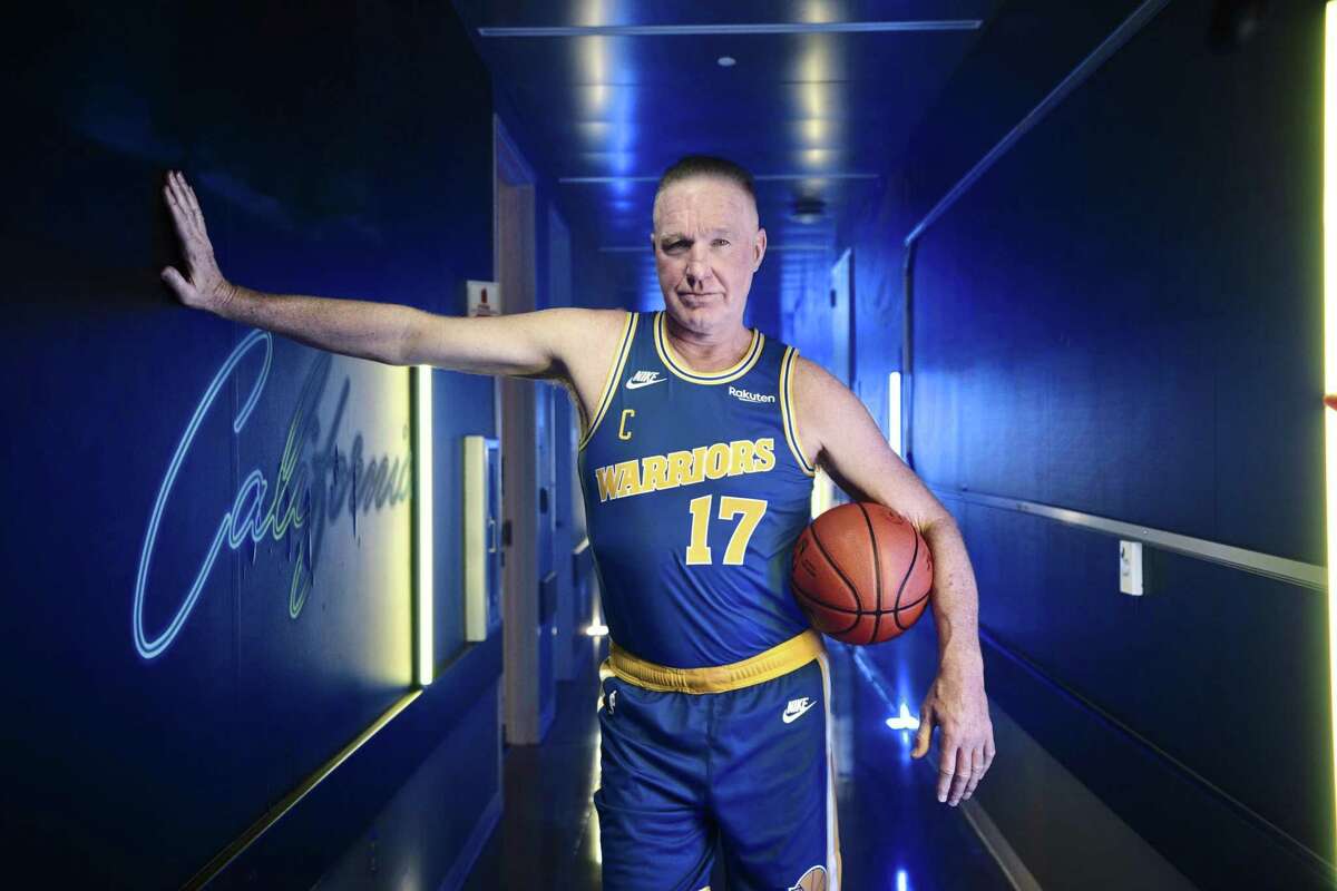 Legendary Chris Mullin models new Warriors jersey