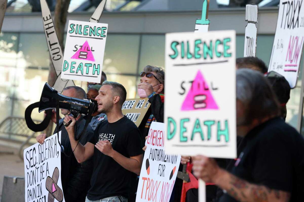 医疗保健和LGBTQ权利活动人士在旧金山联邦大楼外抗议，随着疫情的蔓延，他们寻求增加猴痘疫苗和治疗用品。