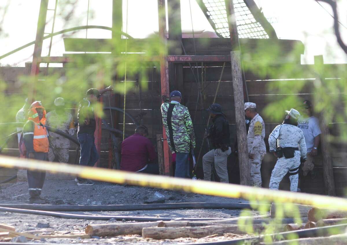 Voluntarios y soldados ayudan en el rescate de 10 mineros atrapados en una mina que colapsó y se inundó en el estado mexicano de Coahuila, el jueves 4 de agosto de 2022.