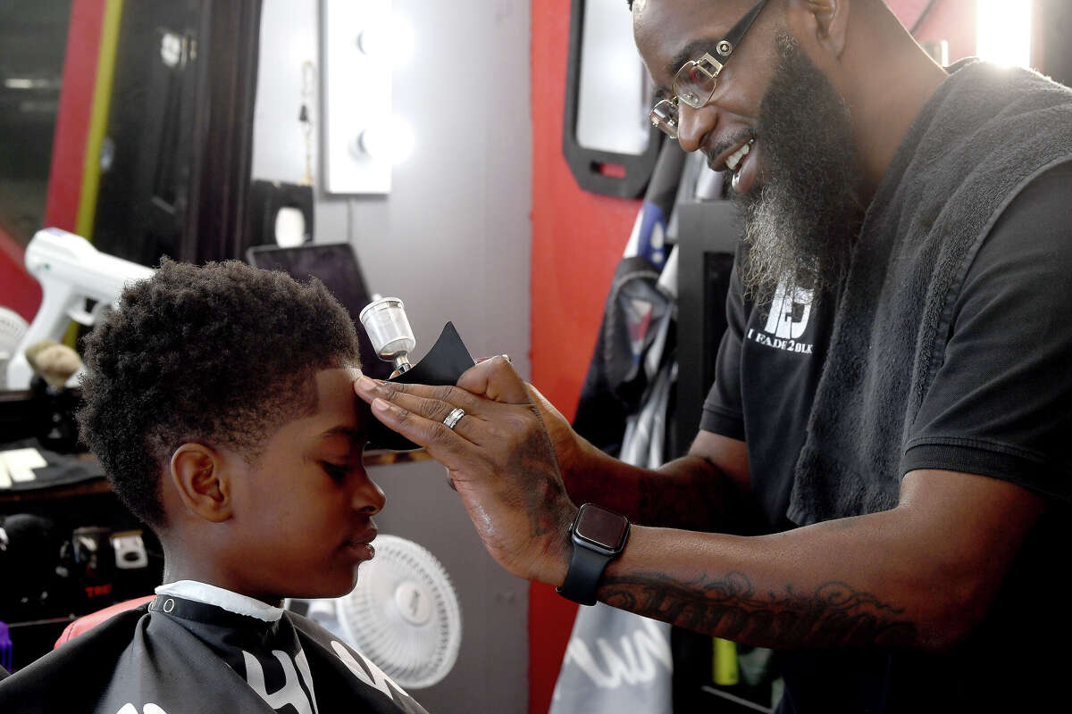 Photos Port Arthur barber offers free school haircuts