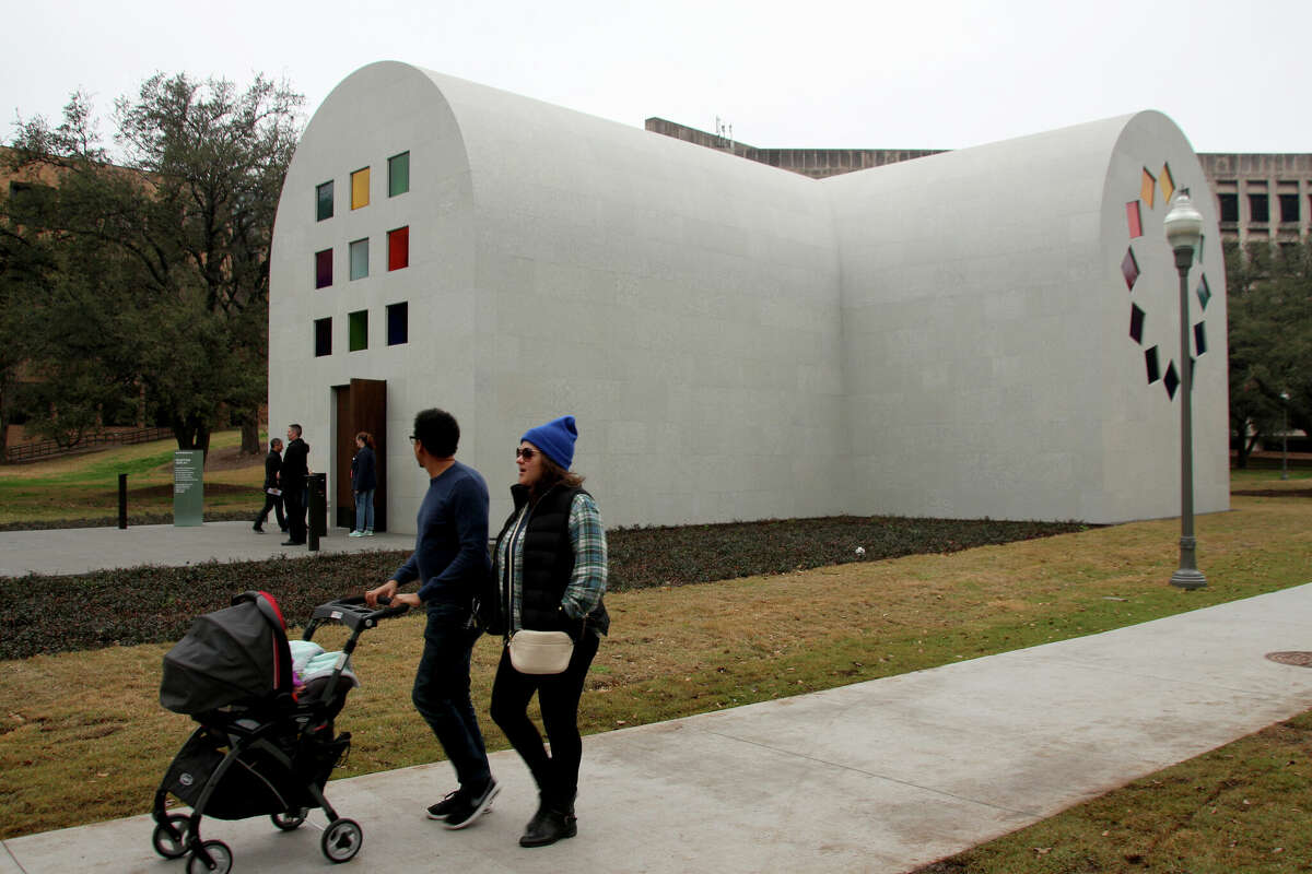 18 February 2018, USA, Austin: Visitors pass the work titled "Austin" by American artist Ellsworth Kelly, who died in 2015. Kelly designed the chapel-like building in the 1980s and commissioned the design to the Blanton Museum of Art shortly before his death. The museum has now completed the large 250 square meter stone building, which will be a permanent feature next to the Blanton Museum of Art. (ATTENTION EDITORS: FOR EDITORIAL USE ONLY IN CURRENT REPORTING; MANDATORY CREDIT) Photo: Christina Horsten/dpa - ATTENTION: Editorial use only in connection with the latest coverage and only if credit is given below above is referenced in its entirety (Photo by Christina Horsten/picture alliance via Getty Images)