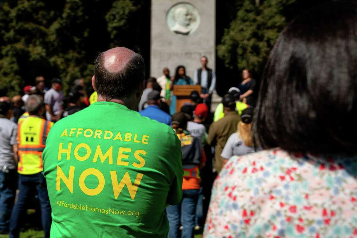 旧金山住房行动联盟(San Francisco's Housing Action Coalition)高级顾问托德·大卫(Todd David)是原告，他就一项竞争性投票措施向旧金山选举局局长和市政府提出了挑战。