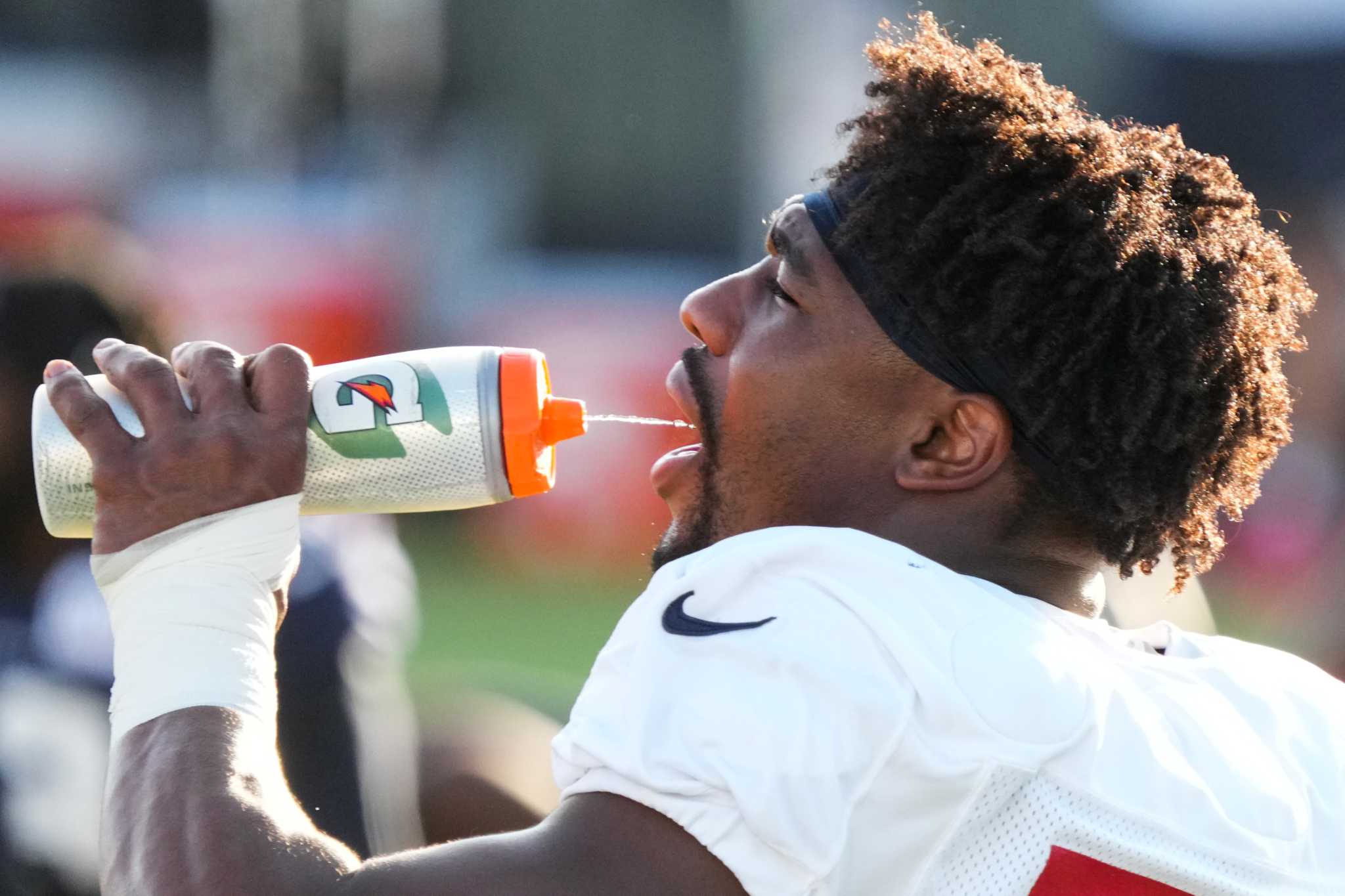 WATCH: Texans DE Jerry Hughes kicks over Gatorade tub against the Dolphins