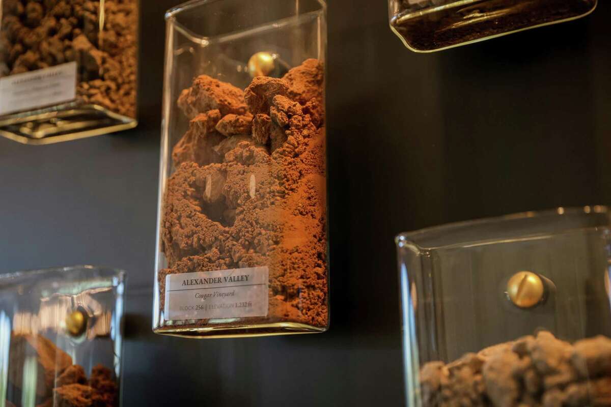 Des échantillons de sol de diverses vallées qui aident à produire de nombreux vins dans le comté de Sonoma peuvent être vus accrochés dans leur nouvelle cave et centre d'accueil à Healdsburg, en Californie, le lundi 8 août 2022.