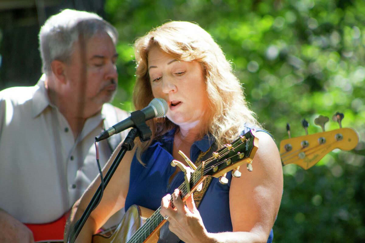 People gathered at Dow Gardens to enjoy a music performance from Freeland band "Laura and the Lefties" from 12-1:30p.m. on Wednesday, Aug. 10. 