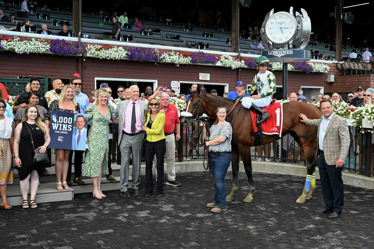 Trainer Tom Amoss, far right, had his 4,000th win as a trainer Wednesday in the ninth running of the Tale of the Cat Stakes.