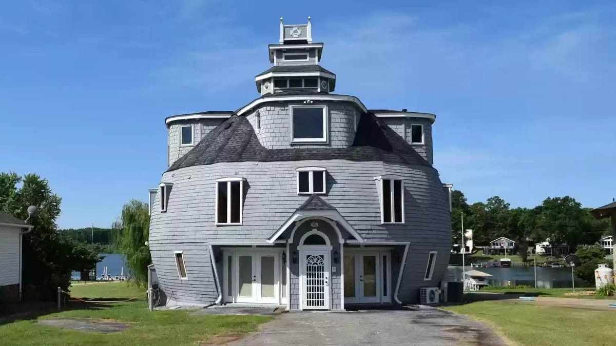 Bulging at the Seams A Round Lakefront House in South Carolina Is a