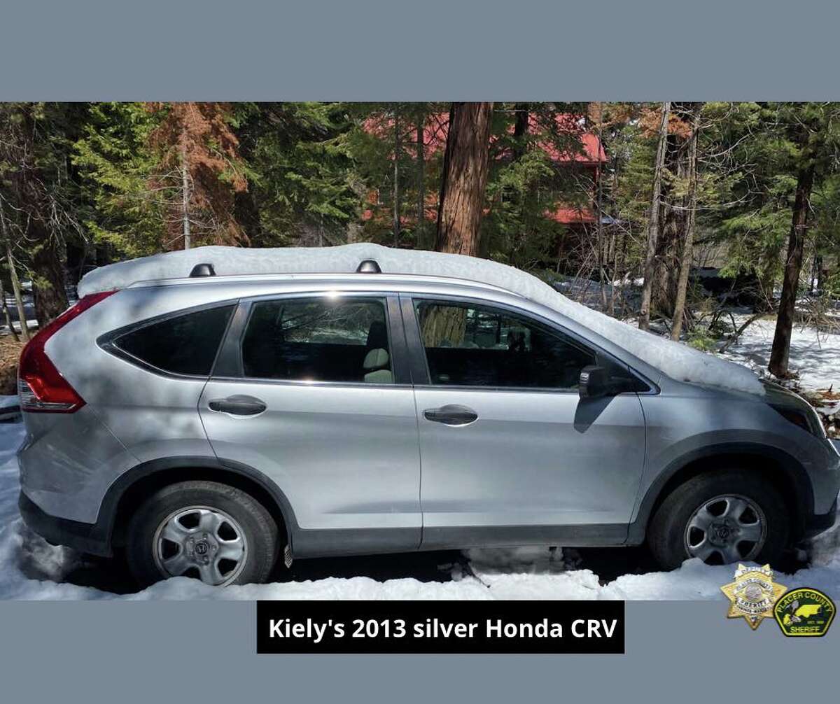 Una foto del Honda CRV plateado 2013 de Kiely Rodni con matrícula de California 8YUR127.
