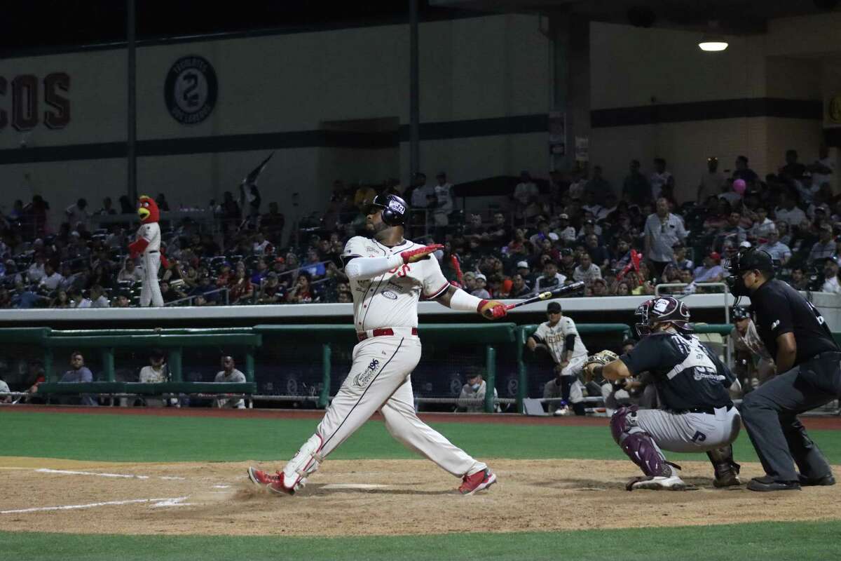 Kennys Vargas and the Tecolotes Dos Laredos fell to the Algodoneros de Union Laguna in Game 2 of their playoff series Wednesday.