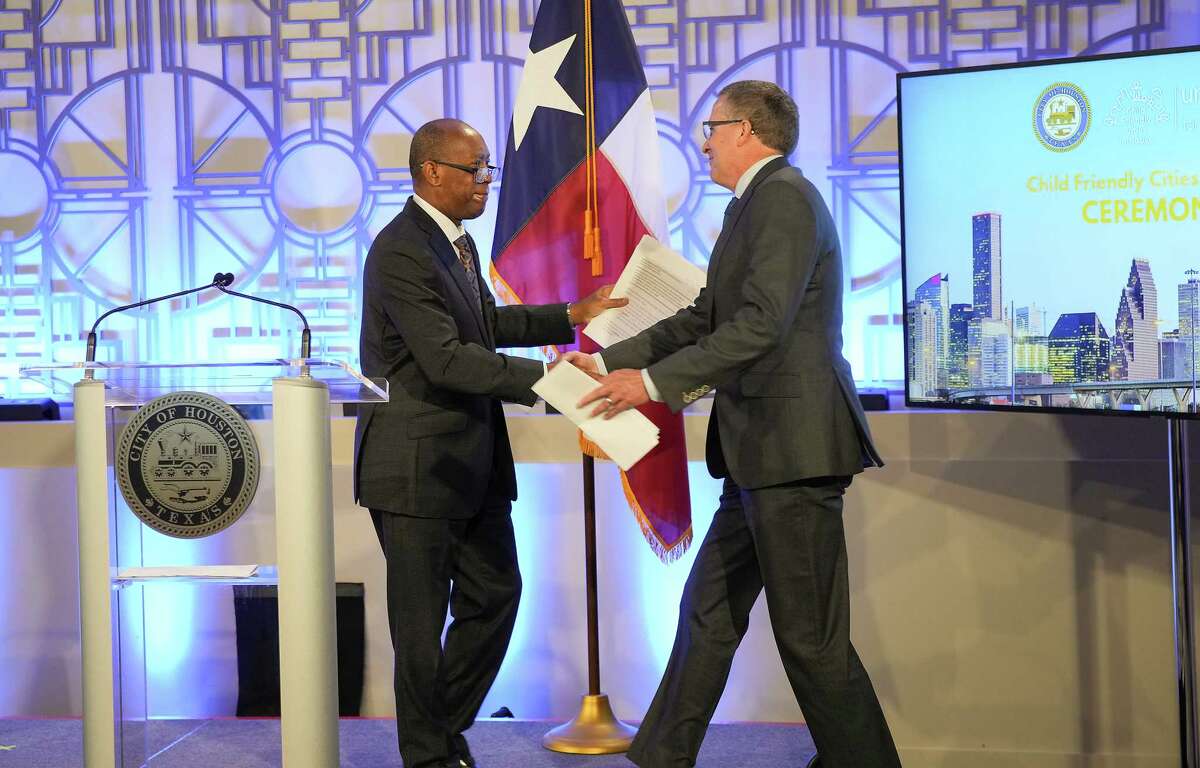 Houston Mayor Sylvester Turner shakes hands with UNICEF USA’s President & CEO Michael J. Nyenhuis during a news conference announcing Houston being the first Child Friendly City Initiative pilot city to adopt an action plan focusing on mental health, emergency response and youth participation. 