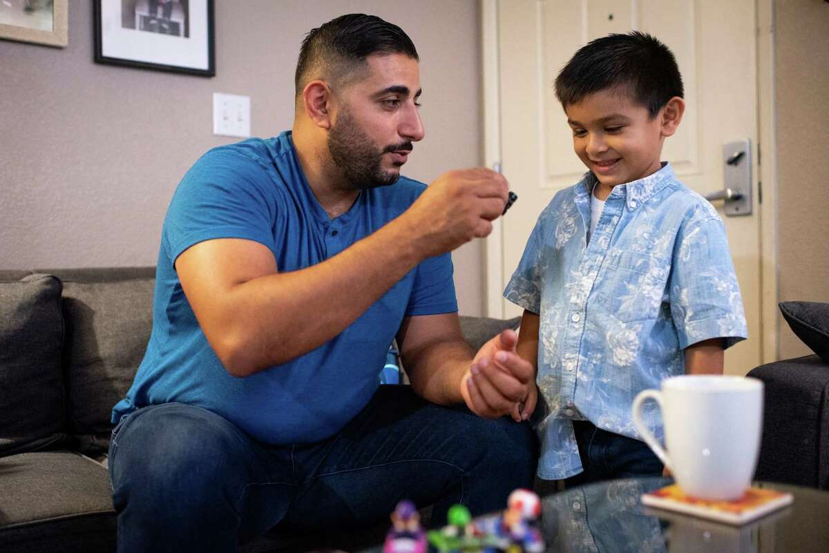 2022年8月11日，加州奥克兰，Ammar Jnidi和他5岁的儿子Taiseer Jnidi在Taiseer上学前玩耍。在Taiseer jidi 8个月大的时候，奥克兰的“聪明宝贝”计划为他开设了一个500美元的大学储蓄账户。