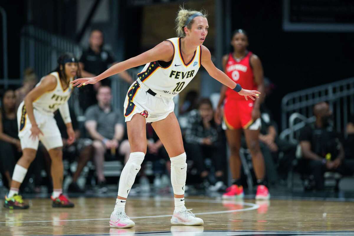 INDIANAPOLIS, IN - JULY 31: Indiana Fever guard Lexie Hull (10) on the defensive end during the Indiana Fever vs Las Vegas Aces WNBA game on July 31, 2022 at Hinkle Fieldhouse in Indianapolis, IN. (Photo by Zach Bolinger/Icon Sportswire via Getty Images)