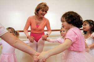 蒂莉小姐著名的芭蕾舞学校教佩洛西的孩子们。旧金山大学在52年后即将关闭