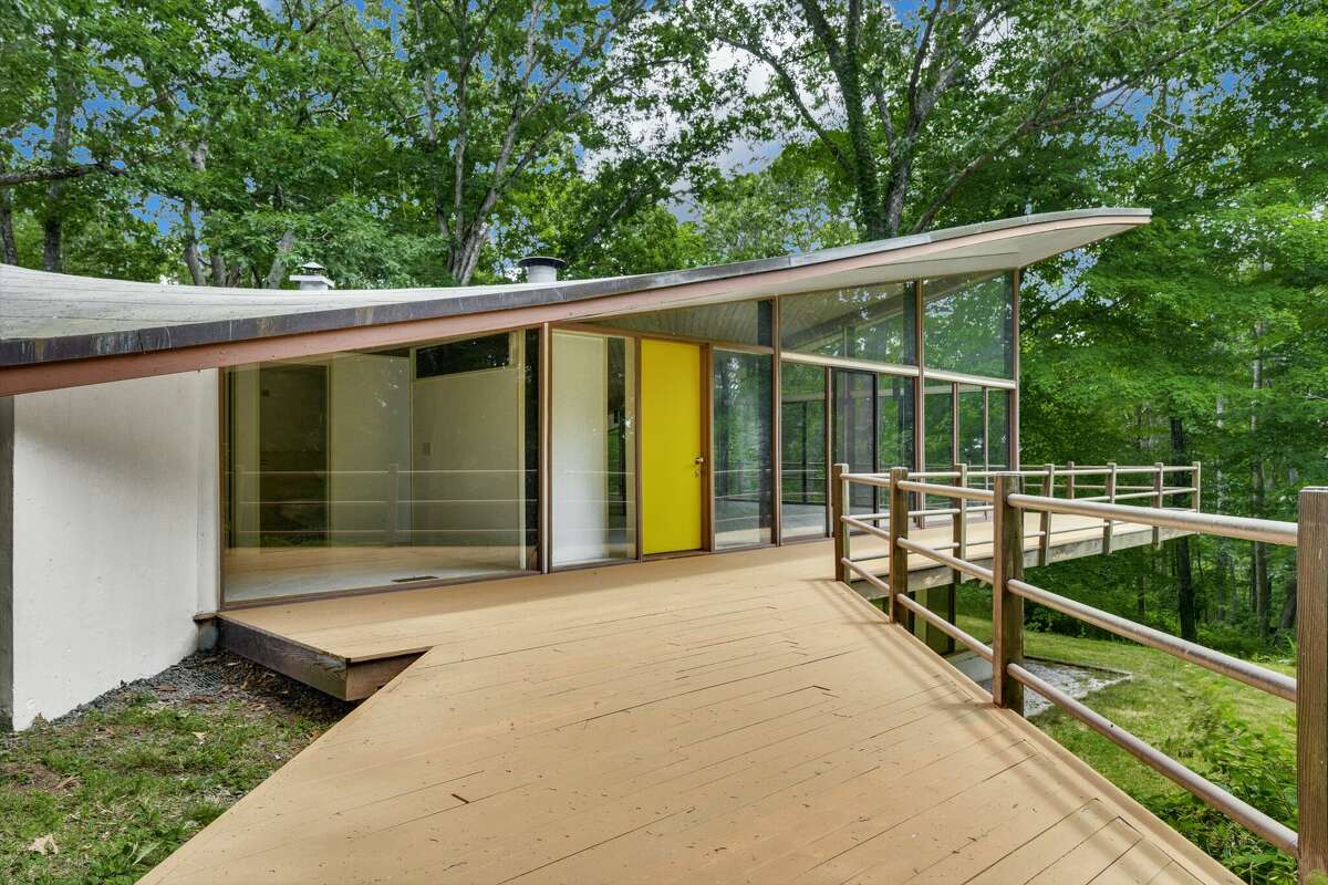 The house at 44 Benedict Hill Road in New Canaan, Connecticut is designed in a mid-century modern style by architect James Evans, who was inspired by the work of Philip Johnson. "Tight."
