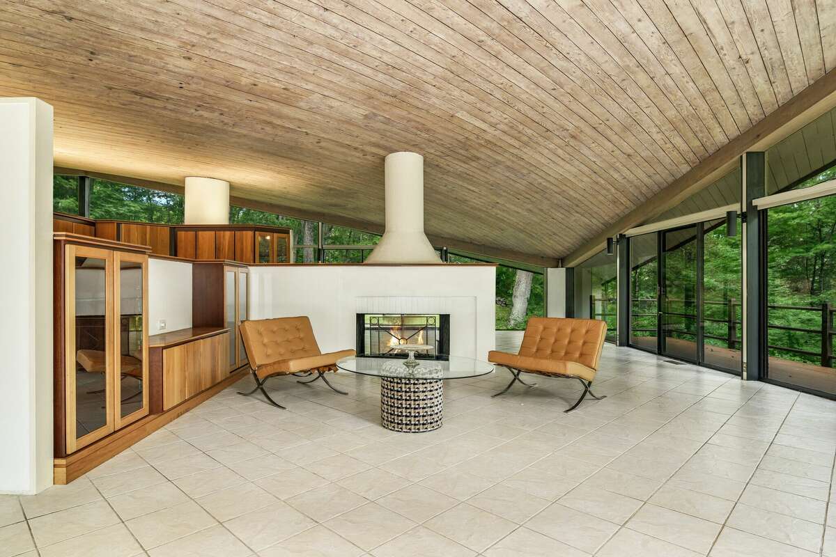 The house at 44 Benedict Hill Road in New Canaan, Connecticut is designed in a mid-century modern style by architect James Evans, who was inspired by the work of Philip Johnson. "Tight."