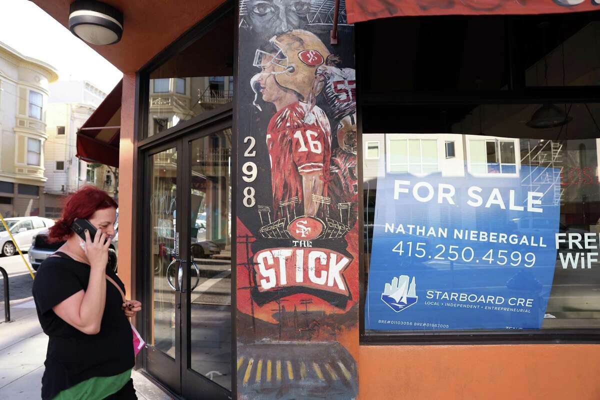 旧金山公共卫生部门的数据显示，Mission区的Carlin 's Cafe的窗户上挂着一个待售标志，该地区在2020年和2021年失去了100家餐厅。