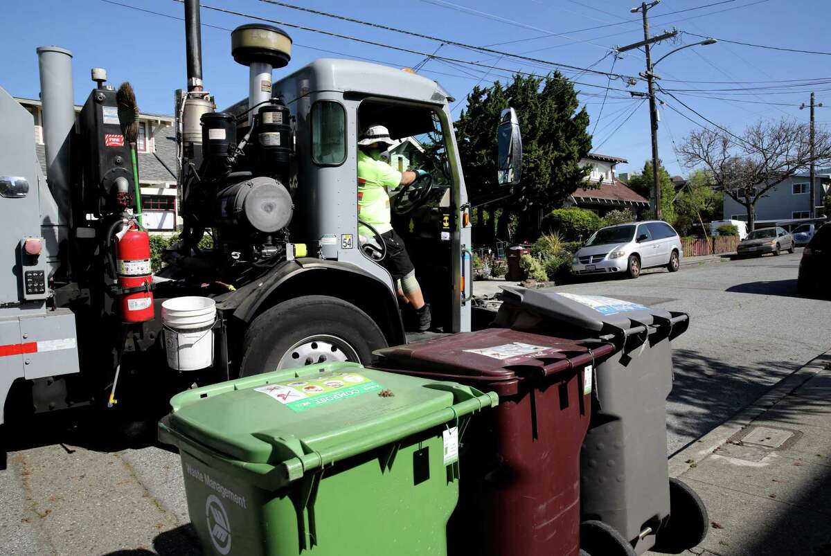加州最高法院(state Supreme Court)的一项裁决允许奥克兰(Oakland)的公寓业主对该市批准的垃圾运输费提出质疑，认为这可能是一种非法税收，这一裁决可能适用于加州的许多其他城市。