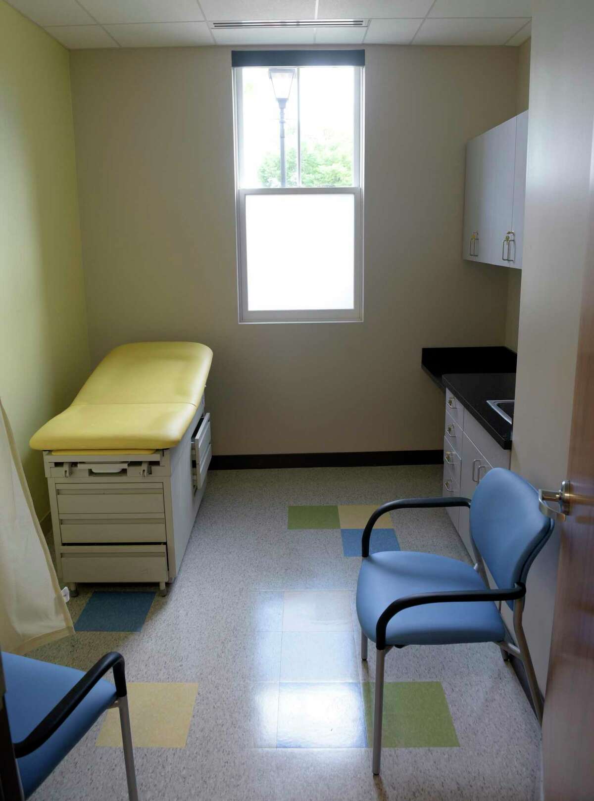 A new exam room in the family medicine suite at the Connecticut Institute for Communities. The CIFC is opening a new 8,500 square-foot wing at 120 Main Street in Danbury. The new wing includes 3 new dental operatories, a new family medicine suite, 8+ additional pediatric and adult medicine exam rooms, and a Primary Care Simulation Laboratory for CIFC’s Teaching Health Center program. Thursday, August 11, 2022, Danbury, Conn.