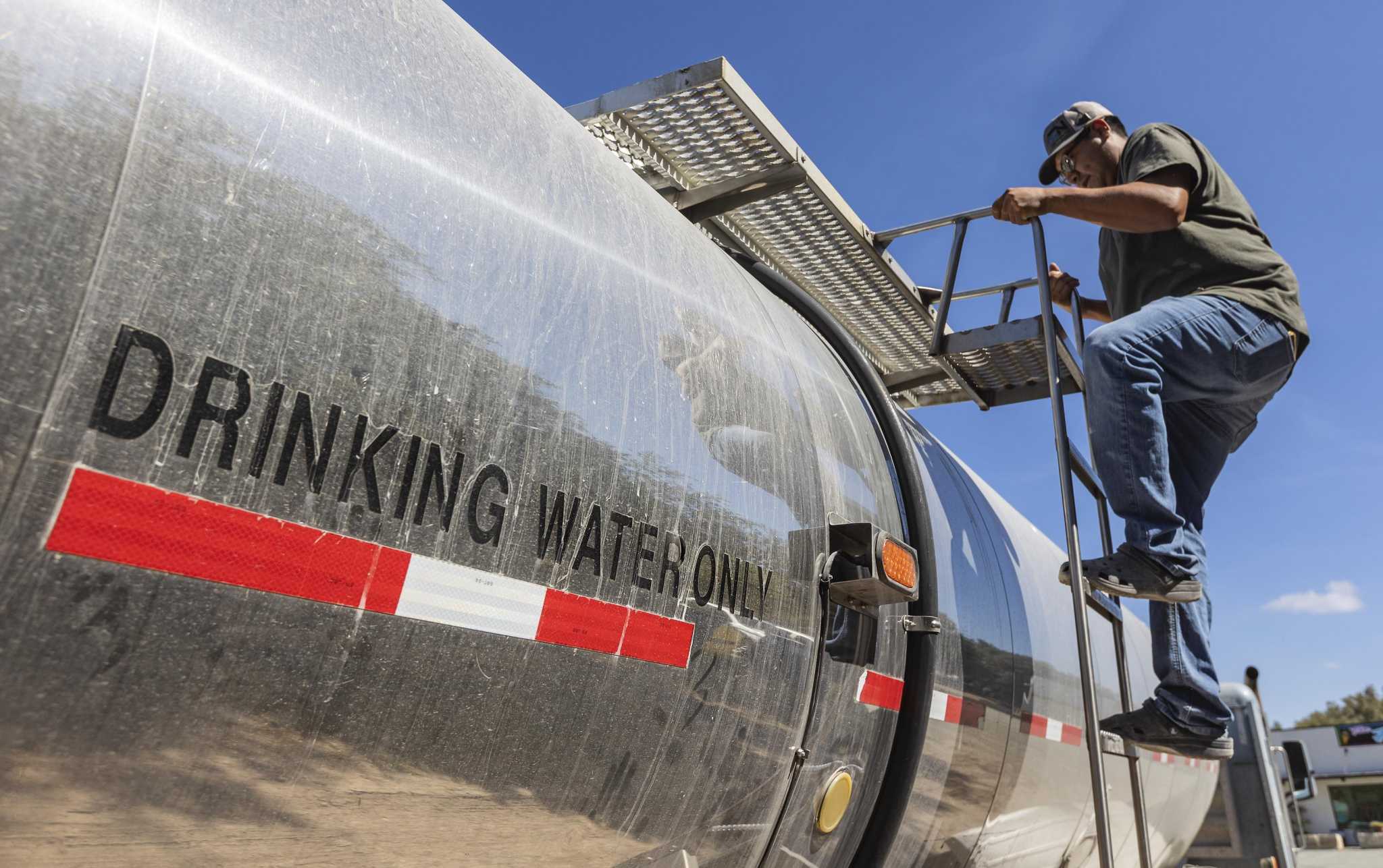 Truckers answer the call as a small Texas town runs out of water