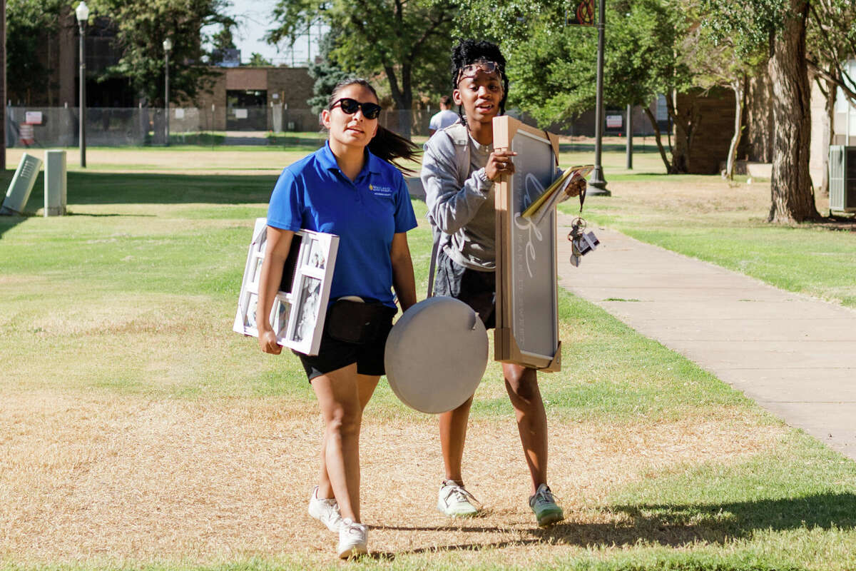 A residence assistant walks with a new Wayland Baptist University student during the annual Koinonia event kicking off the 2022-2023 school year. 