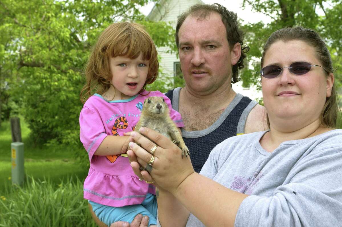 Shyan和他的父母Steve和Tammy Kautzer，以及2003年给孩子和母亲带来猴痘的草原土拨鼠。