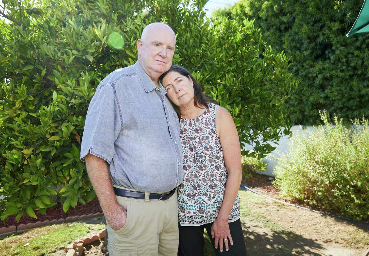 来自长滩的67岁的丹·迈尔斯和61岁的丽塔·迈尔斯在7月份感染了军团病。丹依靠呼吸机在不到一个月的时间里减掉了45磅。