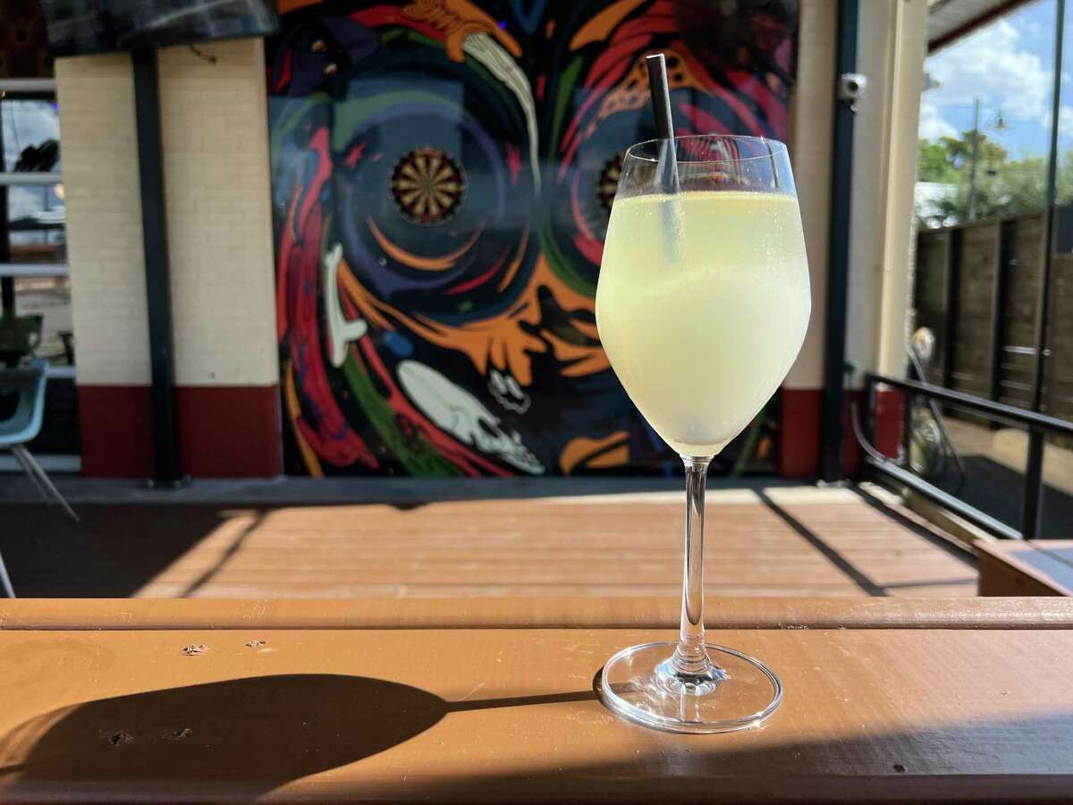 Betelgeuse on Washington offers a Half Frozen French 75 made with gin, simple syrup, fresh frozen lemon juice, and topped with sparkling wine.
