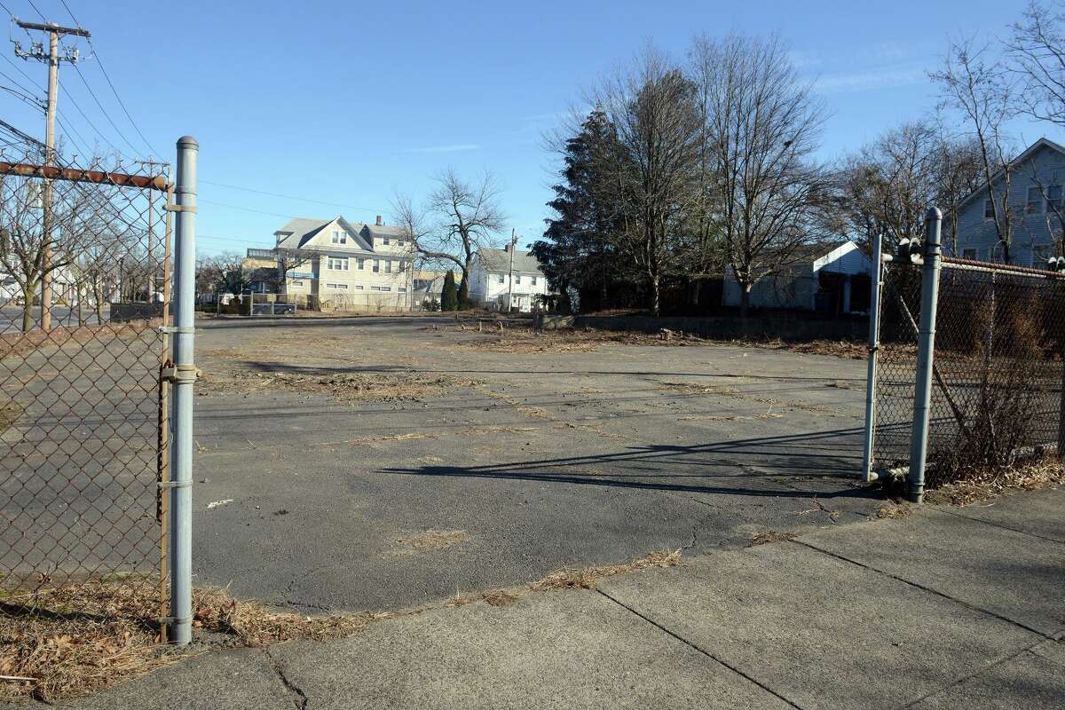 A vacant property along Fairfield Avenue, between Clarkson Street and Courtland Avenue, in the Black Rock neighborhood of Bridgeport, Conn. Jan. 27, 2022. Developers plan to build a four-story apartment building with 44-units on the site.