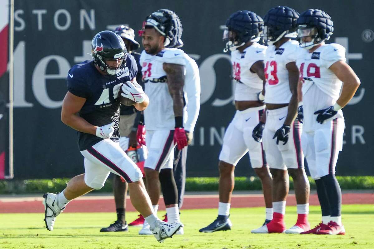 Houston Texans fullback Paul Quessenberry takes part in a drill during an  NFL football training camp practice Friday,Aug. 5 2022, in Houston. (AP  Photo/David J. Phillip Stock Photo - Alamy