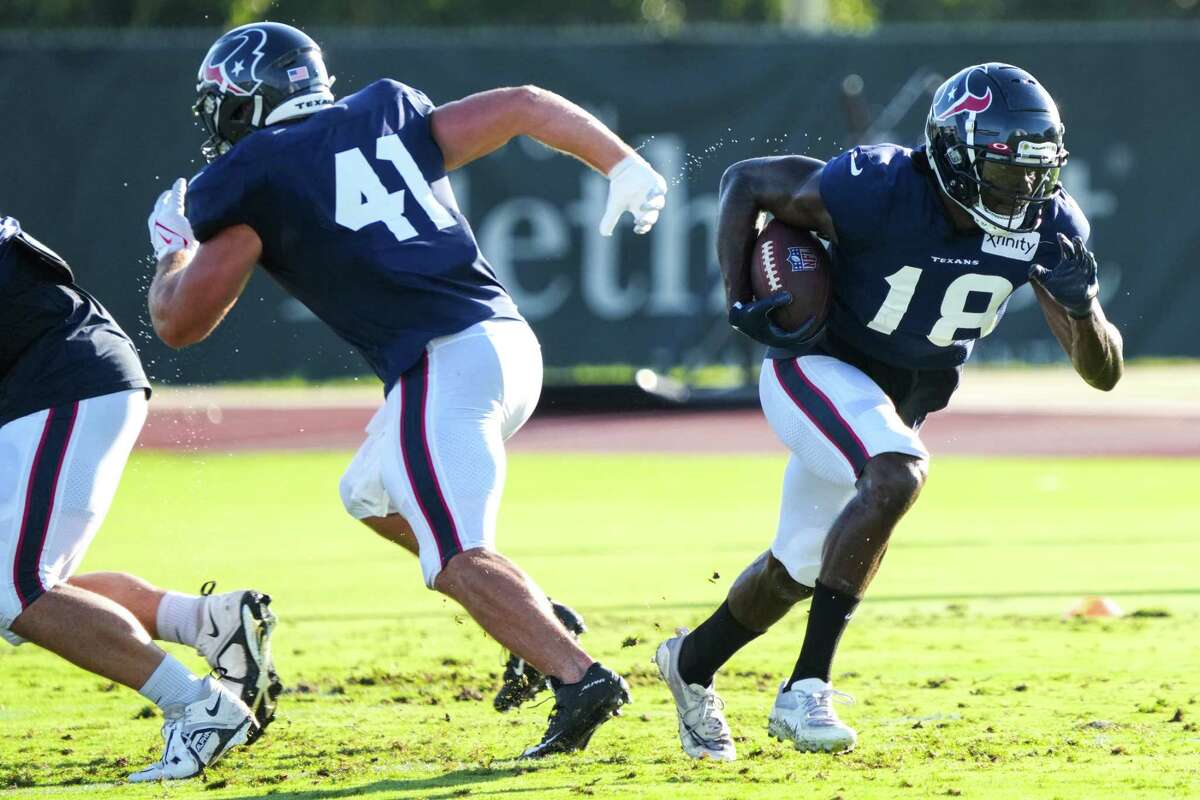 Houston Texans fullback Paul Quessenberry takes part in a drill during an  NFL football training camp practice Friday,Aug. 5 2022, in Houston. (AP  Photo/David J. Phillip Stock Photo - Alamy