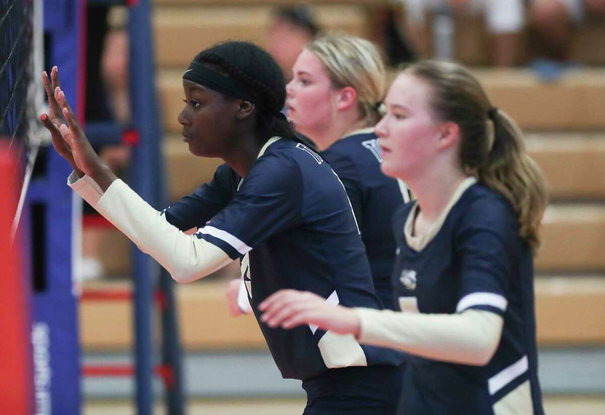 Klein Collins' Ashlynn Hollis (13) waits for a serve in the first set of a non-district high school volleyball match at Oak Ridge High School, Tuesday, Aug. 16, 2022, in Oak Ridge North.