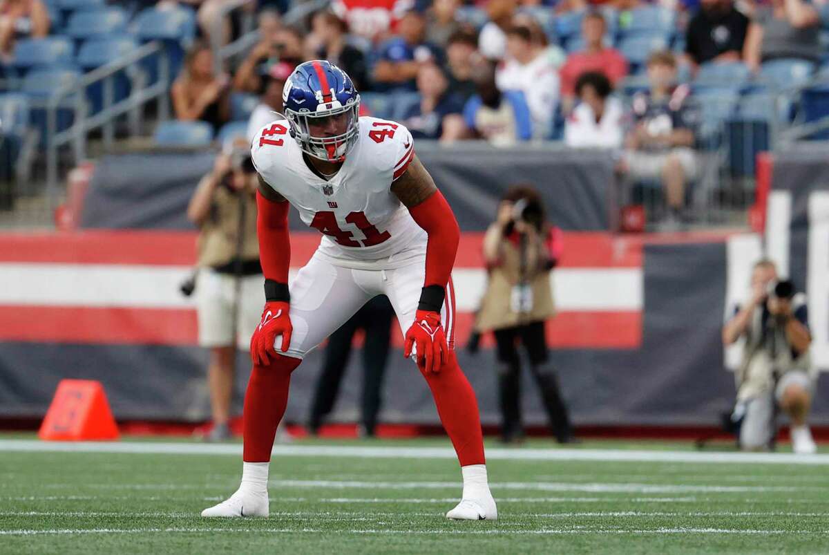 Giants linebacker Darrian Beavers, a former UConn and Cincinnati star, lines up against the Patriots on Aug. 11 in Foxborough, Mass.