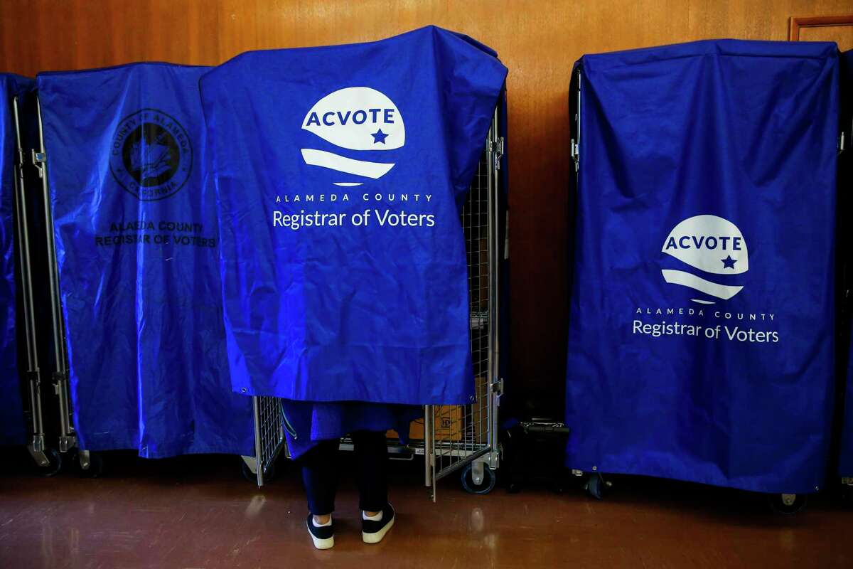 保守团体正在挑战奥克兰的一项投票法案，该法案将允许非公民父母在学校董事会选举中投票。
