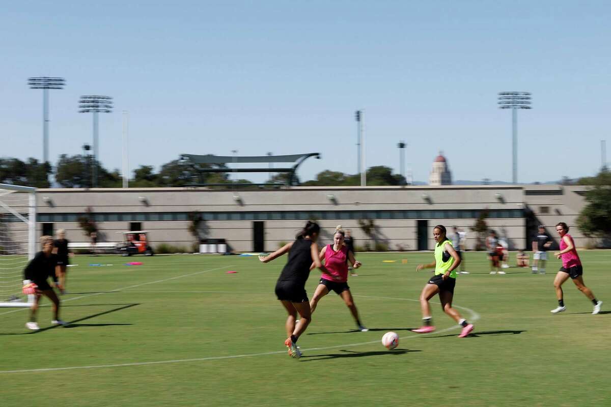 Big roster, new outlook have Stanford women eyeing renewed soccer dominance
