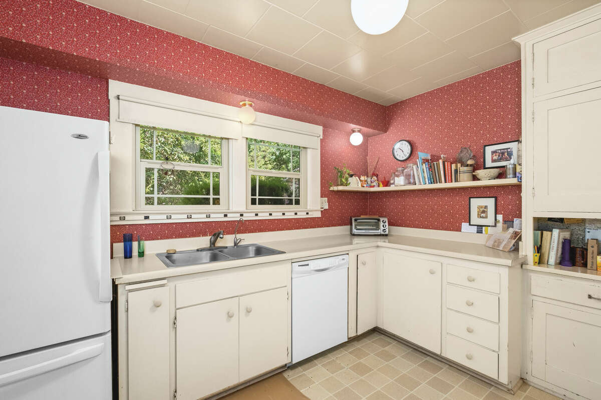 A view of the kitchen.