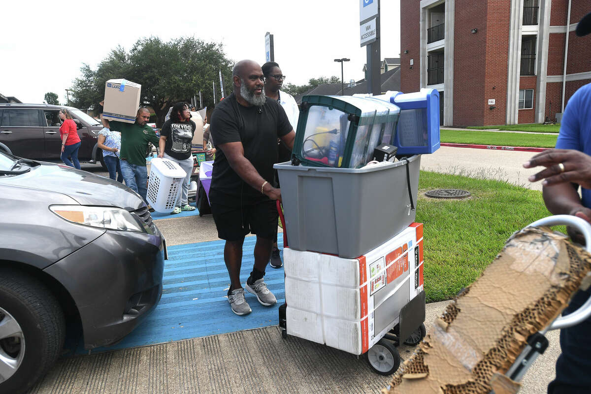 Incoming students and their families filled the dormitory grounds on the first day of move-in at Lamar University Thursday. Photo made Thursday, August 18, 2022. Kim Brent/The Enterprise