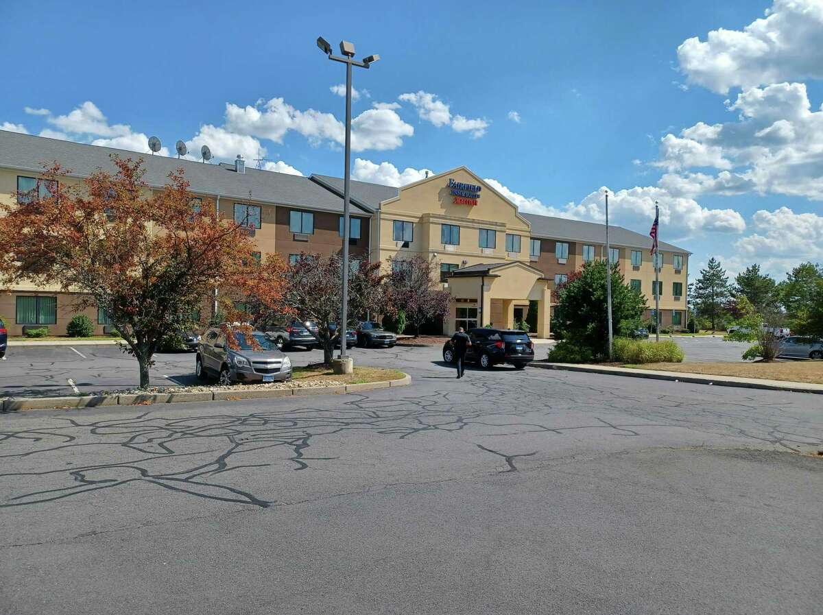 Buckland Hills mall shooting injures security guard