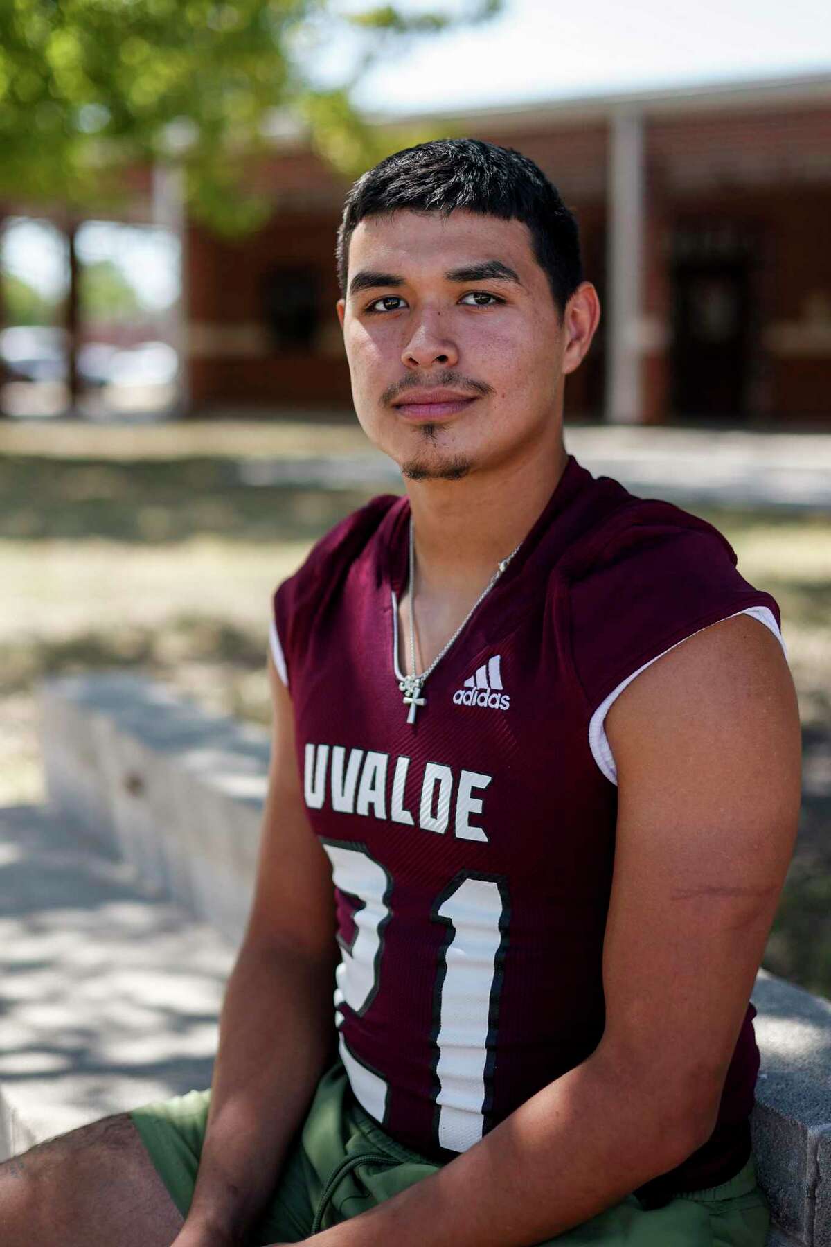 Texans honor Uvalde shooting victims, host HS team Sunday