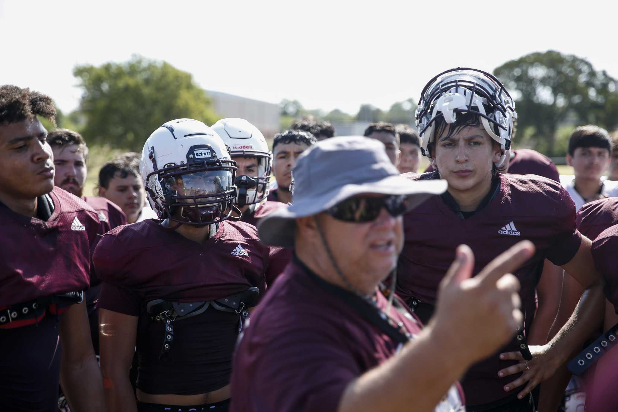 Texans honor Uvalde shooting victims, host HS team Sunday