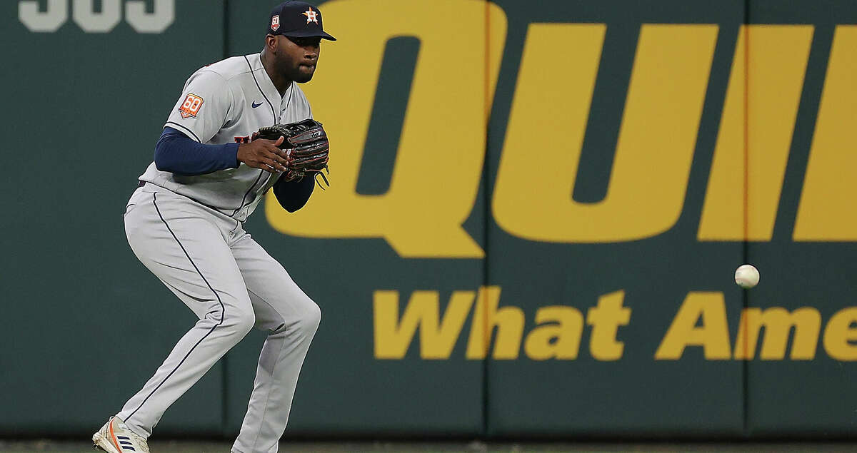 Vaughn Grissom of the Atlanta Braves makes a throw to first during News  Photo - Getty Images