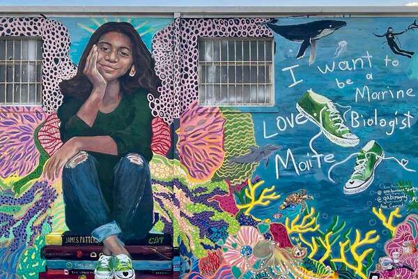 El mural de Maite Rodriguez, parte del proyecto Sanando a Uvalde, fue pintado por la artista laredense Ana Hernández en Uvalde, Texas.