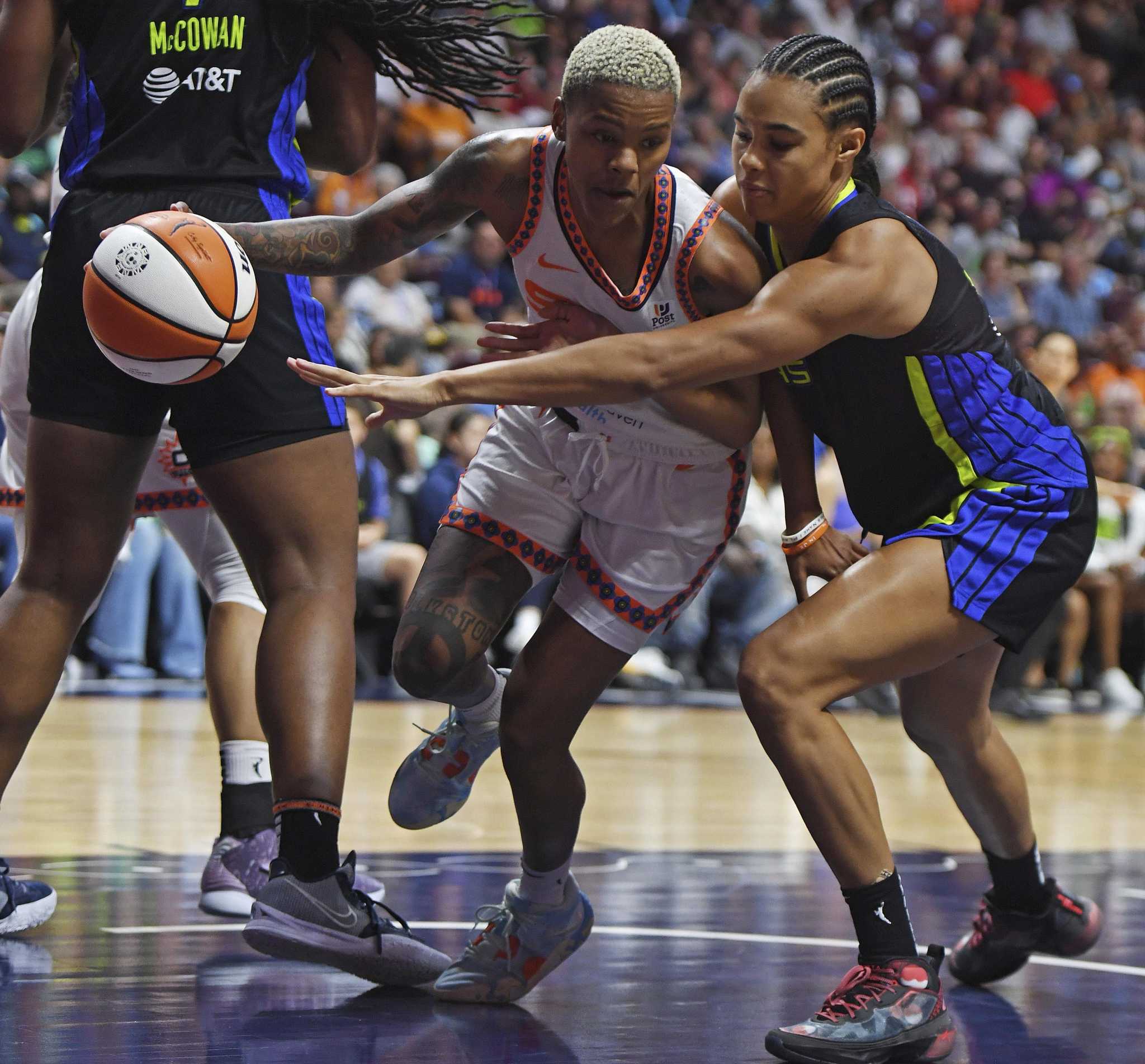 WNBA round-up: League-leading Connecticut Sun win seventh straight