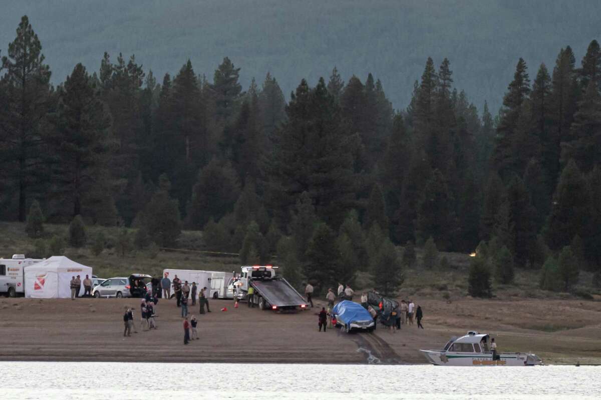 当地当局发现了一辆银色本田CRV，与失踪少年凯利·罗德尼驾驶的车相似，这辆车被淹没在普罗塞湖14英尺深的水中