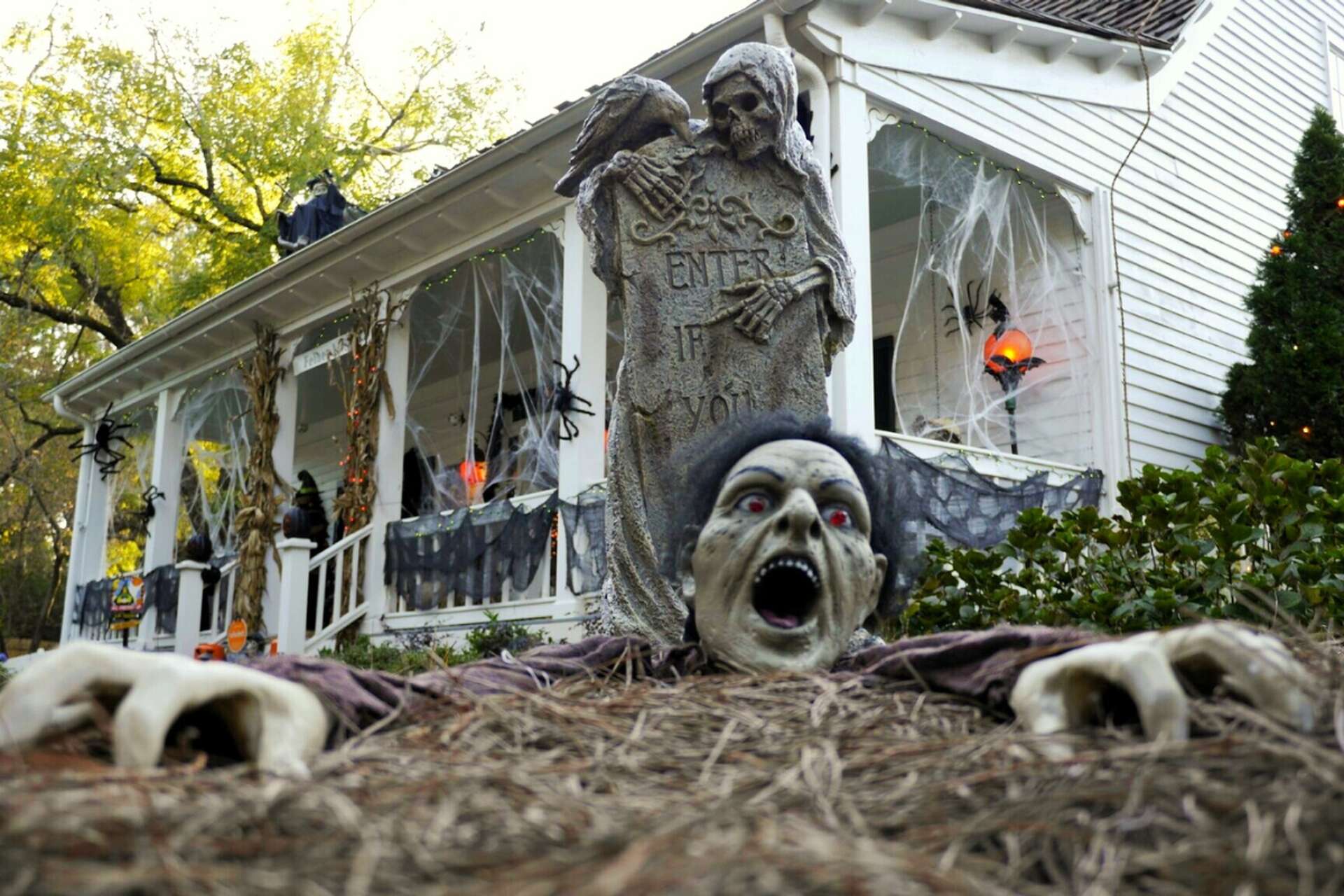 Where to get cheap halloween decorations discount