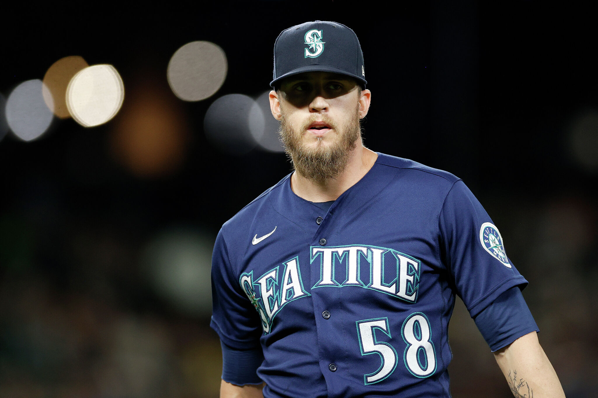 Former Astros closer Ken Giles signs with Giants