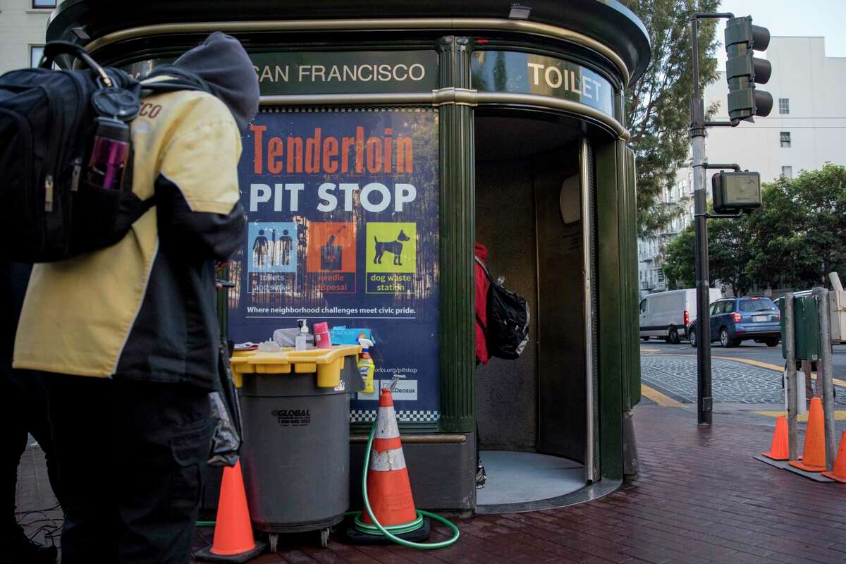 一名男子进入位于旧金山Tenderloin区的Eddy和Jones街拐角处的24小时维修站洗手间。