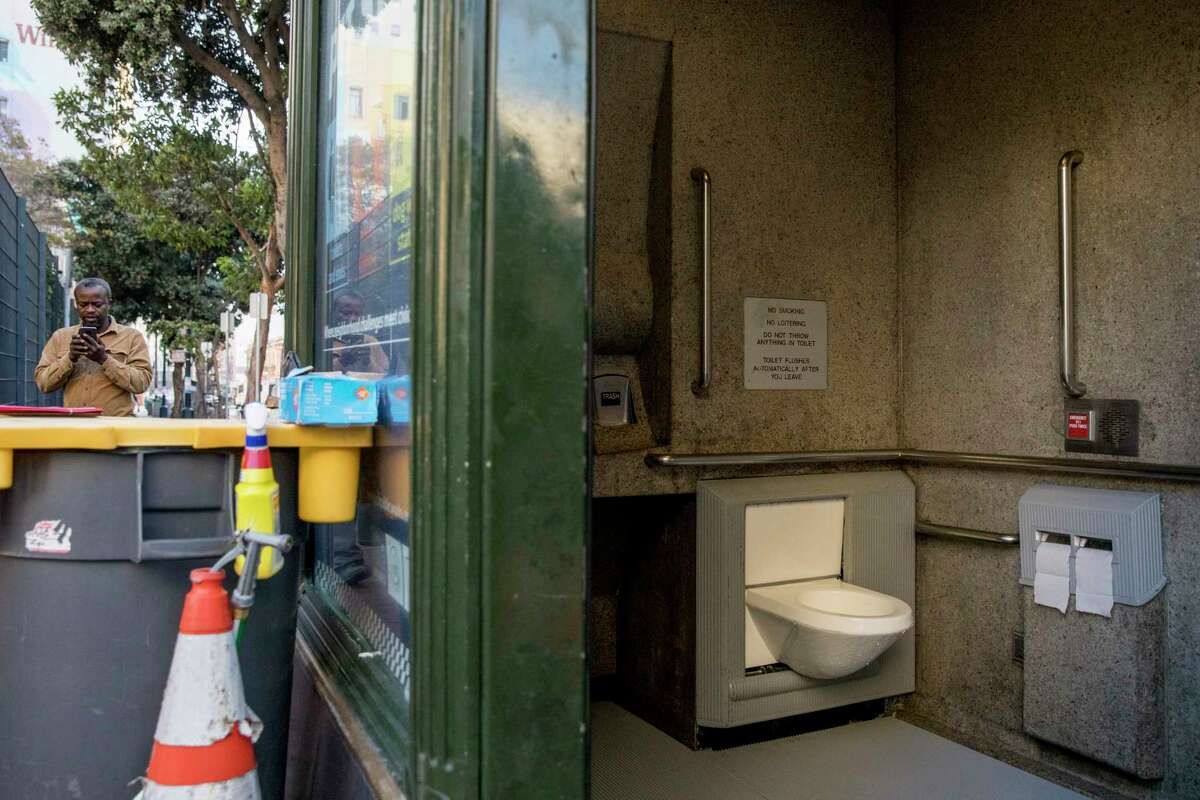 11月22日，在美国旧金山田德隆区艾迪街和琼斯街的拐角处，一家24小时停车的洗手间。
